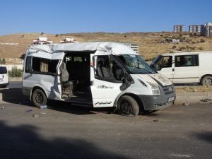 Otomobille Çarpışan Minibüs Takla Attı: 6 Yaralı