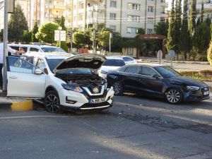 Otomobil İle Cip Çarpıştı: 2 Yaralı