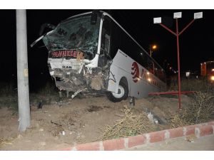 Yoldan Çıkarak Tarlaya Giren Yolcu Otobüsünde 25 Kişi Yaralandı