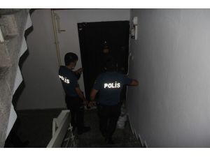 Polis, Kadını Adamın Elinden Kurtarmak İçin Kapıyı Tekmeledi