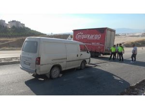 Minibüs İle Kamyonet Çarpıştı: 2 Yaralı