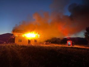 İki Katlı Evde Yükselen Alevler Korkuttu