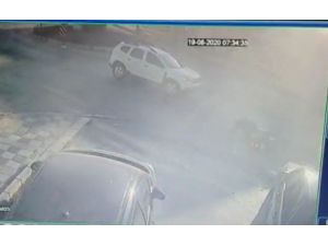 Otomobilin Çarptığı Motosiklet Sürücüsü Böyle Savruldu
