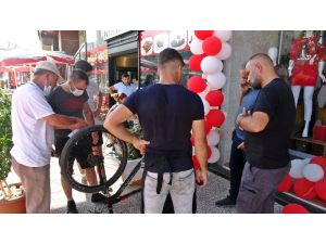 Çalınan bisikletin internetten satışta olduğunu gördü, satın almaya polisle birlikte gitti