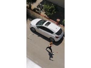 Park halindeki otomobile demir çubukla saldırdı