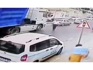 Yaşlı Adamın Tırın Altında Kaldığı Anlar Kamerada