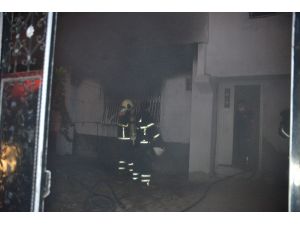 Müstakil Evin Penceresinden İçeri Giren Şüpheliler Evi Kundakladı