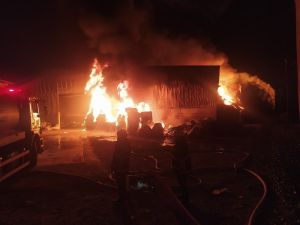 Adana’da Seyhan İlçesine Bağlı Yenidam Mahallesinde Bulunan Geri Dönüşüm Fabrikasında Yangın Çıktı. İtfaiye Ekiplerinin Müdahalesi Devam Ediyor.