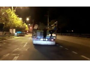 Kamyonun Arkasında Ölümüne Yolculuk