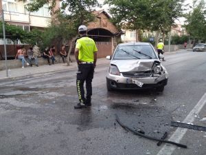 Otomobiller Kavşakta Kafa Kafaya Çarpıştı: 4 Yaralı
