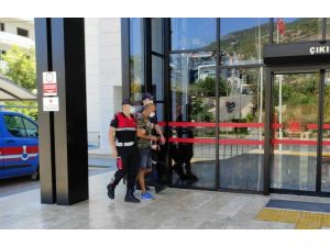 Uyuşturucu satın almaya gelen şahıs jandarmayı görünce şoke oldu