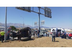 Konya’da Otomobil İle Traktör Çarpıştı: 4 Yaralı