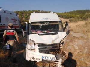 Tarım İşçilerini Taşıyan Minibüs Kaza Yaptı: 11 Yaralı