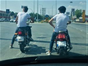 Motosikletli Gençlerin Maskeyi Taktıkları Yer Pes Dedirtti!