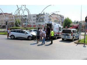 Yaralı taşıyan ambulans kaza yaptı
