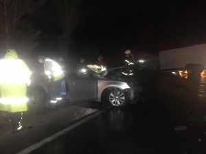 Kazada İkiye Ayrılan Araçtan Kopan Parça Arkadan Gelen Aracın Sürücüsüne İsabet Etti: 2 Ölü, 3 Yaralı