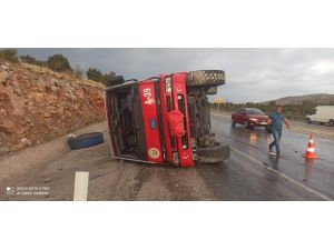 Yağmurda Kontrolden Çıkan Arazöz Devrildi