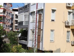 Antalya’da iskele halatı koptu, 2 işçi yaralandı