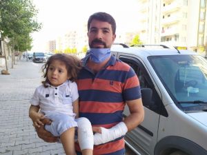 Balkondaki Çocuk Adamın Üzerine Böyle Düştü