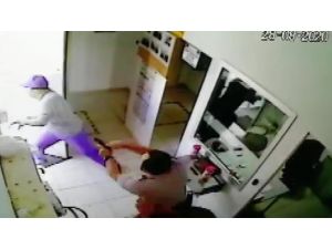 Cesur Güvenlikçi Silahlı Soyguncuları Tek Başına Püskürttü