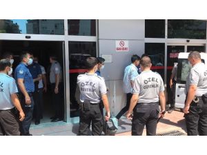 Husumetli Aileler Hastane Bahçesinde Döner Bıçaklarıyla Birbirine Saldırdı: 1 Yaralı, 4 Gözaltı