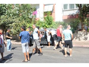 Otomobile sıkışan sürücüyü itfaiye ekipleri kurtardı