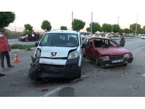 Isparta’da Kontrolden Çıkan Otomobil Karşı Şeride Geçti: 3 Yaralı