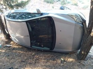 Yoldan Çıkan Otomobil Ağaçlara Çarparak Durabildi
