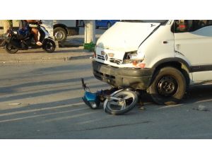 Minibüsün altında sürüklenen 14 yaşındaki motosiklet sürücüsü ağır yaralandı