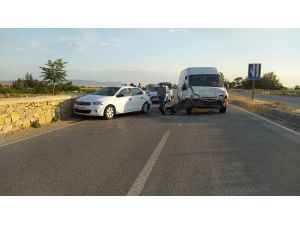 Hayvana Çarpmamak İçin Duraklayan Sürücü Yaralandı