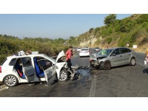 İki otomobil kafa kafaya çarpıştı: 4 yaralı