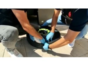 Otomobilin stepnesine 2 kilo 290 gram uyuşturucu yerleştiren 2 şüpheli tutuklandı
