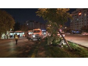 Başkent’te Alkollü Olduğu İddia Edilen Kişiler Yaralı Arkadaşlarını Kaza Yerinde Bırakıp Kaçtı