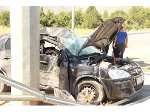 Bayan Sürücü Kaza Yaptığı Otomobilde Sıkışarak Hayatını Kaybetti