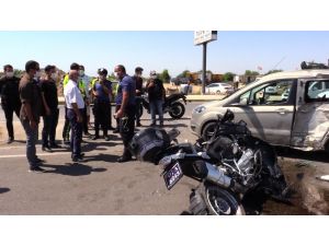 Motosikletli polis timleri otomobille çarpıştı: 2 polis yaralı