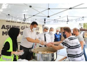 Başkan Ulutaş aşure dağıttı