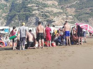 Denize Giren 3 Kişi Boğulmaktan Kurtarıldı