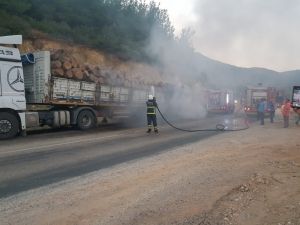 Tomruk Yüklü Tır Alev Aldı