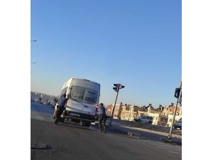 Yolda Kalan İşçi Servisinin İmdadına Polisler Yetişti