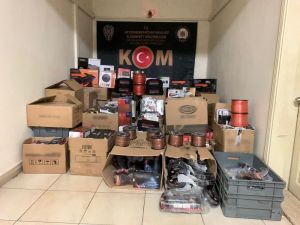 Polis Binlerce Adet Gümrük Kaçağı Elektronik Ürün Yakaladı