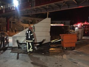 Prefabrik Ev Taşıyan Çekici Üst Geçide Takılarak Devrildi