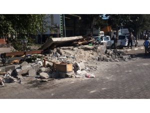 Tır Kulübeye Çarptı Bekçi Yaralandı