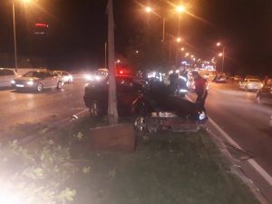Direksiyon Hakimiyetini Kaybeden Sürücü Aydınlatma Direğine Çarparak Durabildi