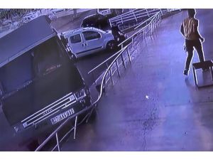 Freni Boşalan Vinç Kaldırıma Çıktı Faciadan Dönüldü