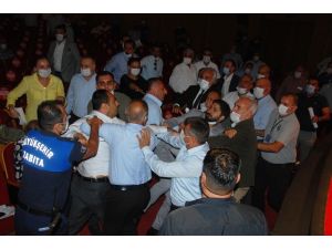 Adana Büyükşehir Belediye Meclisinde Kavga