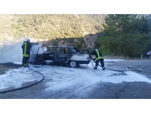 Alevlerin Yükseldiği Otomobil Hurdaya Döndü