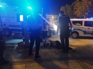 Yolda Yürürken Aniden Yere Düşen Genç Panik Oluşturdu