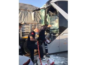 Yolcu Otobüsü Park Halindeki Kamyona Çarptı: 1 Ölü, 5 Yaralı