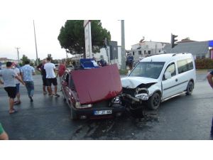 Araçlar kavşakta birbirine girdi: 1 yaralı