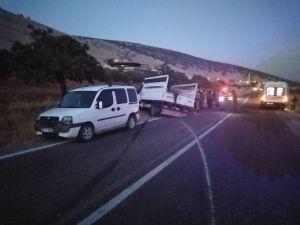 Lastiği Patlayan Kamyonet Yoldan Çıkarak Duvara Çarptı: 3 Yaralı